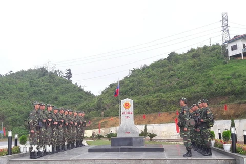 Biên phòng cửa khẩu Lóng Sập (Bộ đội Biên phòng tỉnh Sơn La, Việt Nam) và lực lượng thuộc Đại đội Biên phòng 214 (Bộ Chỉ huy Quân sự tỉnh Hua Phan, Lào) làm thủ tục trước khi tuần tra chung. (Ảnh: Nguyễn Cường/TTXVN)