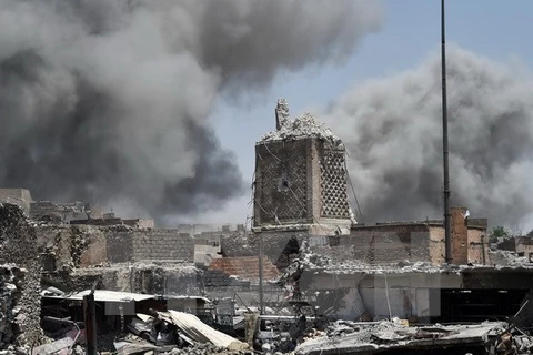 Cảnh đổ nát do chiến sự tại Thành cổ phía tây Mosul ngày 30/6 vừa qua. (Ảnh: AFP/TTXVN)