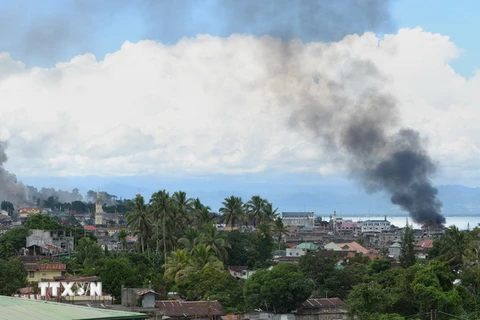 Khói bốc lên từ các địa điểm của phiến quân bị không kích ở Marawi ngày 26/6. (Nguồn: AFP/TTXVN)