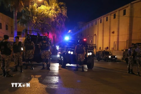 Lực lượng an ninh gác bên ngoài đại sứ quán Israel ở Amman, Jordan ngày 23/7. (Nguồn: EPA/TTXVN)
