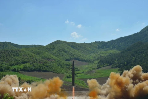 Tên lửa đạn đạo liên lục địa Hwasong-14 được phóng thử tại một địa điểm bí mật ở Triều Tiên ngày 4/7. (Nguồn: EPA/TTXVN)