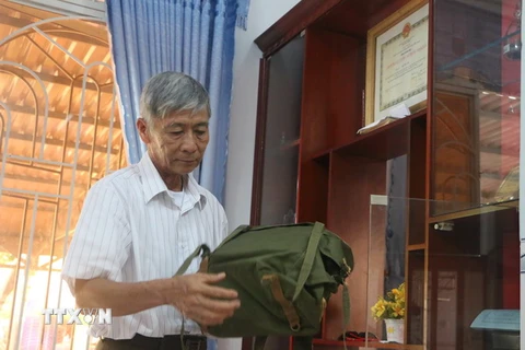 Ông Huỳnh Trí với những kỷ vật theo ông trong suốt cuộc đời binh nghiệp. (Ảnh: Công Mạo/TTXVN)