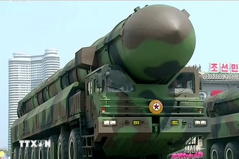 Tên lửa được cho là tên lửa đạn đạo liên lục địa (ICBM) trong lễ duyệt binh ở Bình Nhưỡng, Triều Tiên ngày 16/4. (Nguồn: Yonhap/TTXVN)