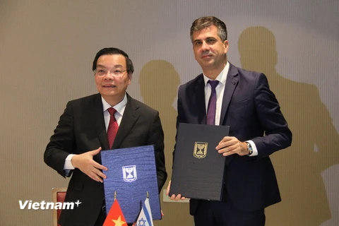 Bộ trưởng Chu Ngọc Anh và Bộ trưởng Kinh tế & Công nghiệp Israel Eli Cohen trao đổi văn kiện hợp tác. (Ảnh: Việt Thắng/Vietnam+)