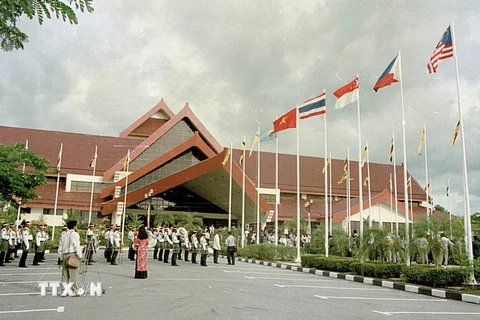 Quốc kỳ Việt Nam phấp phới bay cùng quốc kỳ các nước ASEAN tại Lễ kết nạp Việt Nam là thành viên chính thức thứ 7 của Hiệp hội các Quốc gia Đông Nam Á (ASEAN), ngày 28/7/1995, tại Bandar Seri Begawan (Brunei). (Ảnh: Trần Sơn/TTXVN)