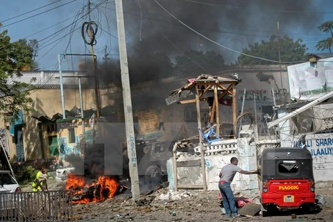 Hiện trường một vụ đánh bom ở Mogadishu ngày 22/6. (Nguồn: EPA/TTXVN)