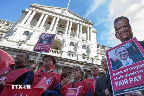 Nhân viên biểu tình bên ngoài Ngân hàng trung ương Anh ở London ngày 1/8. (Nguồn: AFP/TTXVN)