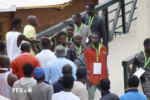 Người di cư tại trung tâm đón tiếp người di cư tạm thời ở Ceuta, ngày 1/8. (Nguồn: EPA/TTXVN)