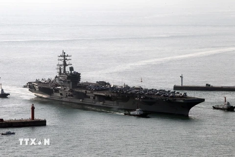 Tàu sân bay USS Ronald Reagan của Mỹ cập cảng ngoài khơi phía đông nam thành phố Busan, Hàn Quốc ngày 30/10/2015. (Nguồn: EPA/TTXVN)