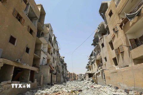 Nhiều ngôi nhà bị phá hủy trong các cuộc giao tranh tại Raqa, Syria, ngày 28/7. (Nguồn: AFP/TTXVN)