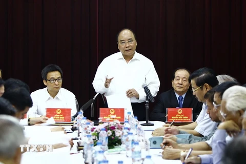 Thủ tướng Nguyễn Xuân Phúc làm việc với Liên hiệp các Hội Văn học nghệ thuật Việt Nam. (Ảnh: An Đăng/TTXVN)