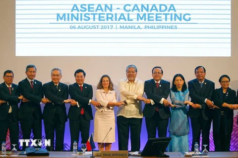 Phó Thủ tướng kiêm Bộ trưởng Ngoại giao Việt Nam Phạm Bình Minh (thứ 5 trái) tham dự Hội nghị Bộ trưởng Ngoại giao ASEAN và Canada tại Manila, Philippines, ngày 6/8. (Nguồn: AFP/TTXVN)