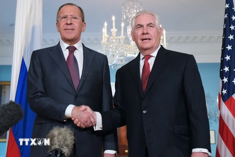 Ngoại trưởng Nga Sergei Lavrov (trái) và Ngoại trưởng Mỹ Rex Tillerson trong cuộc gặp ở Washington, Mỹ ngày 10/5. (Nguồn: AFP/TTXVN)