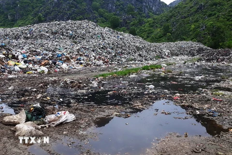 Bãi rác chất cao như núi và đã quá tải hai năm nay. (Ảnh: Trịnh Duy Hưng/TTXVN)
