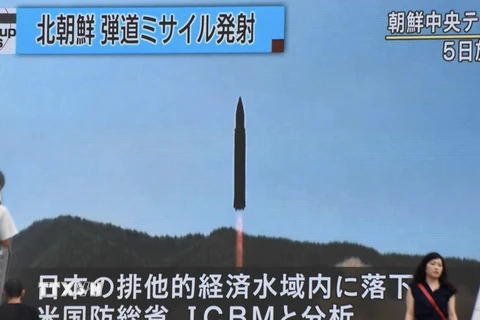 Truyền hình Nhật Bản đưa tin về vụ phóng thử tên lửa đạn đạo liên lục địa lần thứ hai của Triều Tiên tại Tokyo ngày 29/7. (Nguồn: AFP/TTXVN)