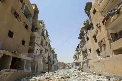 Nhiều ngôi nhà bị phá hủy trong các cuộc giao tranh tại Raqa, Syria, ngày 28/7. (Nguồn: AFP/TTXVN)