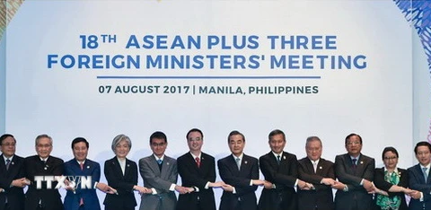 Phó Thủ tướng, Bộ trưởng Ngoại giao Việt Nam Phạm Bình Minh (thứ 4, trái) chụp ảnh chung với các Bộ trưởng Ngoại giao ASEAN+3 tại hội nghị. (Nguồn: TTXVN)