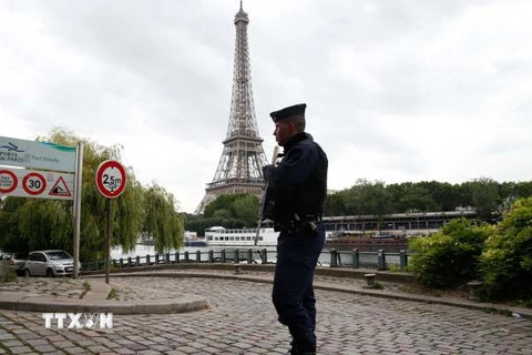 Cảnh sát Pháp tuần tra gần Tháp Eiffel ở thủ đô Paris. (Nguồn: AFP/TTXVN)