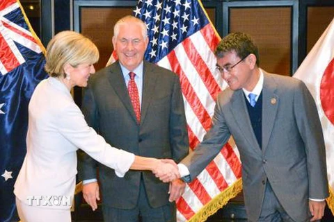 Ngoại trưởng Nhật Bản Taro Kono (phải), Ngoại trưởng Australia Julie Bishop (trái) và Ngoại trưởng Mỹ Rex Tillerson (giữa) tại cuộc gặp ở Manila. (Nguồn: Kyodo/TTXVN)