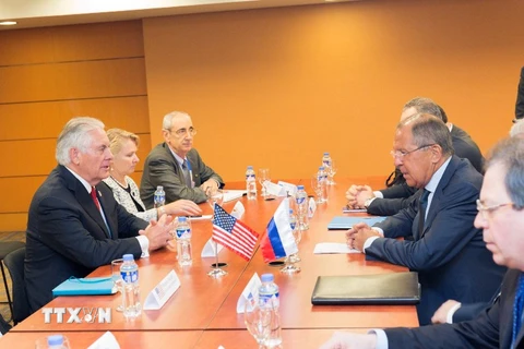 Ngoại trưởng Nga Lavrov (thứ hai, phải) đưa ra phát biểu trên sau cuộc gặp với người đồng cấp Mỹ Rex Tillerson (trái) bên lề Hội nghị Bộ trưởng Ngoại giao ASEAN. (Nguồn: EPA/TTXVN)