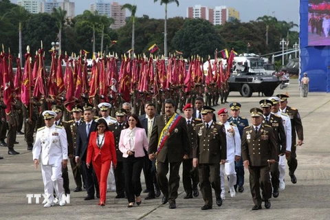 Tổng thống Venezuela Nicolas Maduro (giữa) và các đại biểu tại lễ kỷ niệm 80 năm Ngày thành lập Lực lượng cảnh vệ quốc gia ở Caracas, ngày 18/7. (Nguồn: EPA/TTXVN)