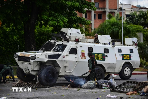 Binh sỹ Venezuela tuần tra sau khi phá tan vụ tấn công khủng bố ở Valencia ngày 6/8. (Nguồn: AFP/TTXVN)