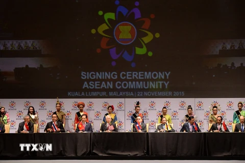 Các nhà lãnh đạo 10 quốc gia ASEAN ký Tuyên bố Kuala Lumpur năm 2015 về Thành lập Cộng đồng ASEAN và Tầm nhìn Cộng đồng ASEAN đến năm 2025 (22/11/2015). (Ảnh: Tư liệu TTXVN)