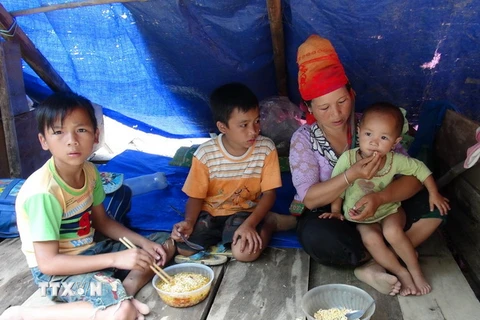 Bữa ăn của một gia đình vùng rốn lũ Nặm Păm trong những ngày này vẫn còn rất thiếu thốn. (Ảnh: Hữu Quyết/TTXVN)