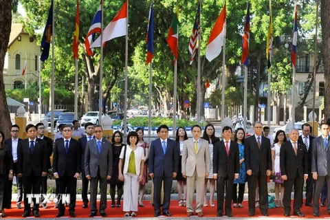 Các đại biểu dự Lễ thượng cờ ASEAN tại Trụ sở Bộ Ngoại giao Việt Nam (Hà Nội), sáng 8/8/2016, nhân kỷ niệm 49 năm Ngày thành lập ASEAN. (Ảnh: Nguyễn Khang/TTXVN)