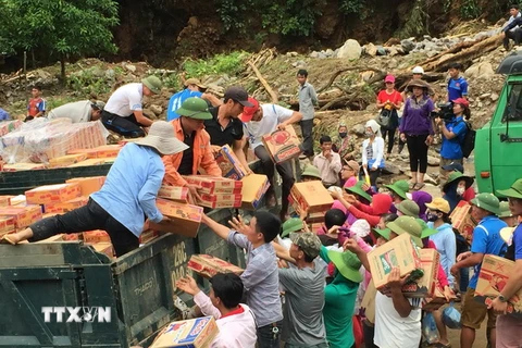 Tiếp nhận hàng cứu trợ để chuyển đến người dân vùng lũ tại Mường La, Sơn La. (Ảnh: Hữu Quyết/TTXVN)