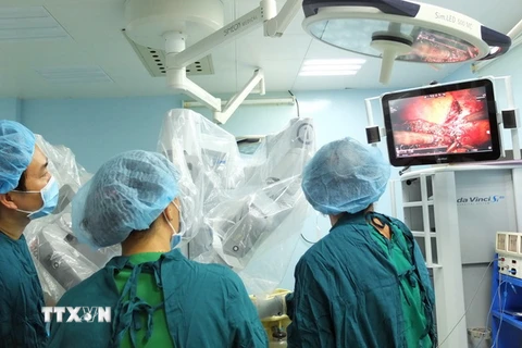 Các bác sỹ Khoa Ngoại Gan Mật thực hiện phẫu thuật robot cắt trọn vẹn hạ phân thùy gan II, III cho người bệnh. (Ảnh: Phương Vy/TTXVN)