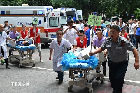 Nạn nhân bị thương trong trận động đất được chuyển đến một bệnh viện ở tỉnh Tứ Xuyên, Trung Quốc ngày 9/8. (Nguồn: THX/TTXVN)