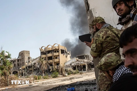 Binh sỹ Libya tham gia chiến dịch truy quét IS tại Sirte. (Nguồn: AFP/TTXVN)