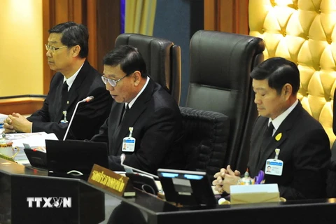 Chủ tịch Hội đồng lập pháp Quốc gia Thái Lan Pornpetch Wichitcholchai (giữa) trong phiên họp đặc biệt của NLA tại thủ đô Bangkok. (Nguồn: THX/TTXVN)