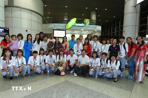 Các thành viên đội tuyển bóng đã nữ tại sân bay quốc tế Kuala Lumpur (Malaysia). (Ảnh: Quốc Khánh/TTXVN)