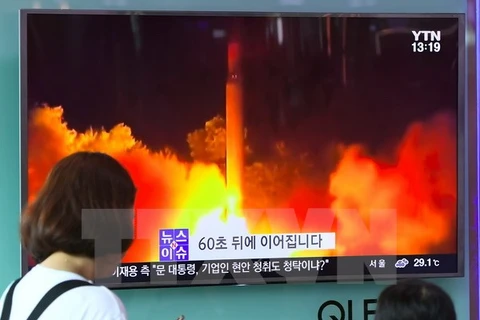 Người dân Hàn Quốc theo dõi trên truyền hình về vụ phóng thử tên lửa đạn đạo liên lục địa lần thứ hai của Triều Tiên. (Nguồn: AFP/TTXVN)