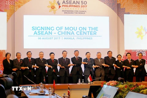 Ngoại trưởng Trung Quốc Vương Nghị (thứ 6, trái) và Bộ trưởng Ngoại giao Phạm Bình Minh (thứ 5, trái) cùng Ngoại trưởng các nước ASEAN tại Hội nghị Ngoại trưởng ASEAN - Trung Quốc ở thủ đô Manila ngày 6/8. (Nguồn: THX/TTXVN)
