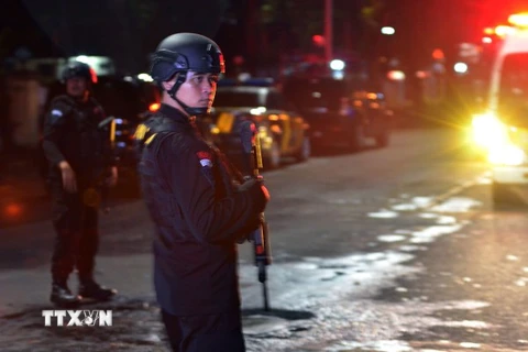 Cảnh sát Indonesia điều tra tại hiện trường vụ tấn công. (Nguồn: AFP/TTXVN)