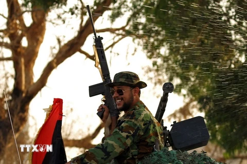 Các tay súng của Tư lệnh Quân đội quốc gia Libya tiến vào Benghazi ngày 5/6. (Nguồn: AFP/TTXVN)