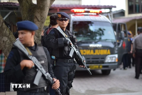 Cảnh sát Indonesia gác tại hiện trường vụ tấn công khủng bố ở Medan , Bắc Sumatera, Indonesia ngày 25/6. (Nguồn: EPA/TTXVN)