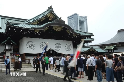 Người dân viếng đền Yasukuni ở thủ đô Tokyo ngày 15/8. (Nguồn: AFP/TTXVN)