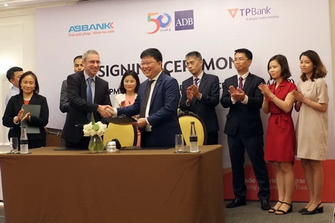 Steven Beck - Giám đốc TFP của ADB và TGĐ TPBank Nguyễn Hưng tại lễ ký kết ngày 24/5. (Nguồn: Vietnam+)