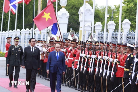 Thủ tướng Nguyễn Xuân Phúc và Thủ tướng Vương quốc Thái Lan Prayut Chan-o-cha duyệt đội danh dự. (Ảnh: Thống Nhất/TTXVN)