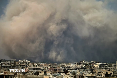 Khói bốc lên sau một cuộc không kích nhằm vào khu vực do các tay súng nổi dậy kiểm soát tại thành phố Daraa, phía nam Syria ngày 8/8. (Nguồn: AFP/TTXVN)