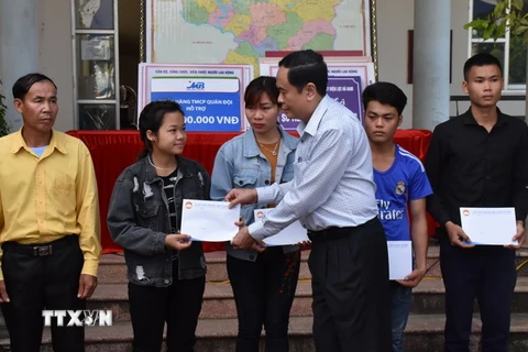 Chủ tịch MTTQ Việt Nam Trần Thanh Mẫn thăm hỏi, động viên và trao 55 triệu đồng cho 11 em học sinh thuộc các gia đình bị thiệt hại trong trận lũ quét tại huyện Mường La, tỉnh Sơn La. (Ảnh: Nguyễn Chiến/TTXVN)