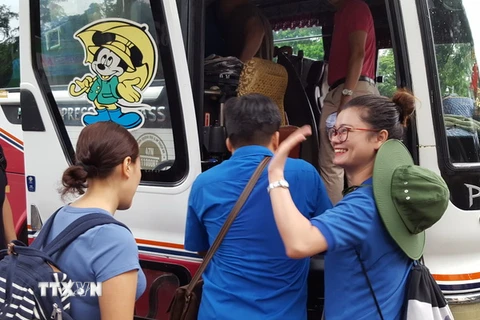 Chia tay đoàn tham gia hoạt động tình nguyện tại Lào. (Ảnh: Kim Anh/TTXVN)