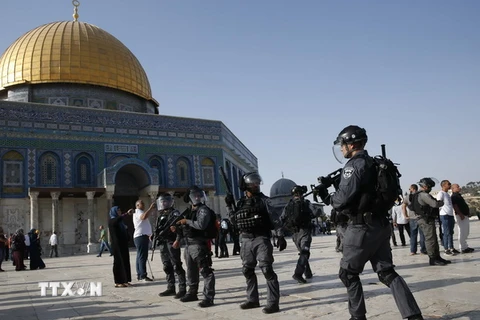Lực lượng an ninh Israel gác tại quần thể đền Haram al-Sharif ở Jerusalem ngày 27/7. (Nguồn: AFP/TTXVN)
