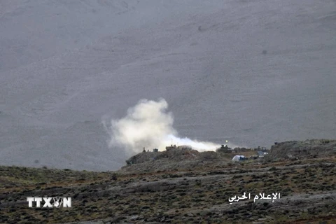 Khói bốc lên trong chiến dịch quân sự chống IS tại vùng núi Jurud Arsal trên biên giới Liban với Syria ngày 25/7. (Nguồn: EPA/TTXVN)