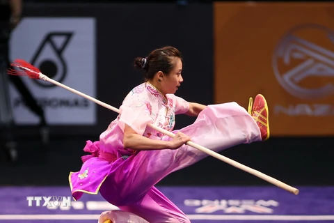 Sáng 21/8, vận động viên Wushu Dương Thúy Vy đã xuất sắc đoạt Huy chương Vàng ở nội dung thương thuật nữ với 9,67 điểm. (Ảnh: Quốc Khánh/TTXVN)