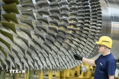 Công nhân làm việc tại nhà máy sản xuất tuabin khí của Siemens ở Berlin, Đức ngày 2/3. (Nguồn: EPA/TTXVN)